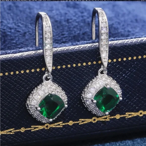 New Women’s 925 Silver Beautiful Emerald Earrings - Picture 2 of 2